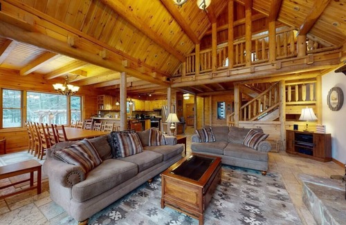 Wilmington House | Grand Jay Lodge, Ultimate Log Luxury, Stunning Views, Hot Tub & Sauna, EV Charger, 3D Tour