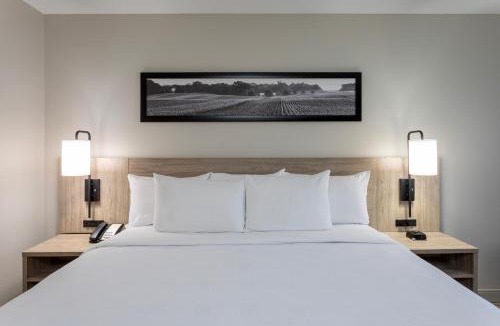 Cambridge Hotel | GrandStay Hotel & Suites