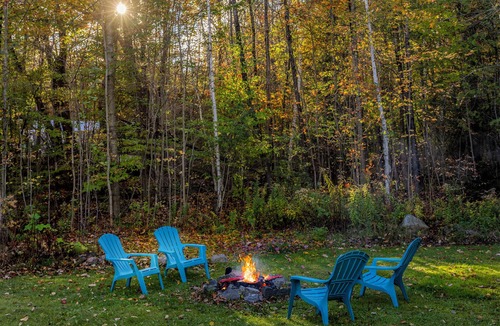 Wilmington Cabin | 🌲Great Location! 55" TV/Screened Porch/Stone Firepit/Grill