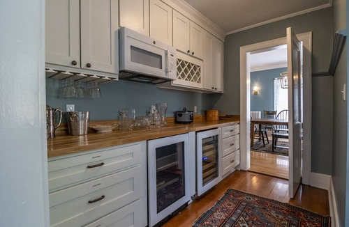 Hillcrest House | Great Location| Walk to Main Street| Large Groups