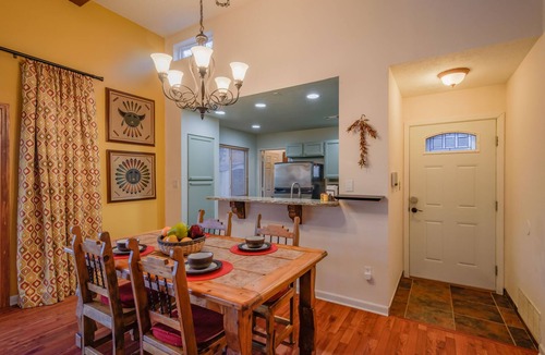 Oso Grande House | Great outdoor space- Free Loaner Bikes-Top Hiking Trails & Local Eateries