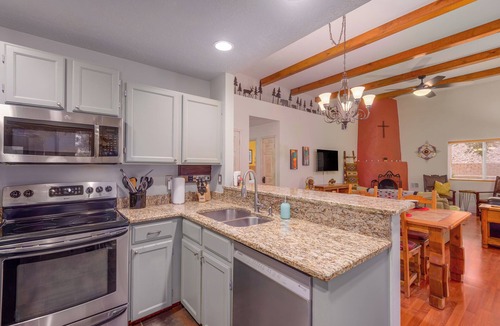 Oso Grande House | Great outdoor space- Free Loaner Bikes-Top Hiking Trails & Local Eateries