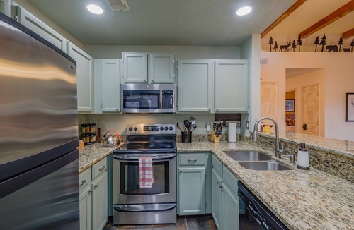 Oso Grande House | Great outdoor space- Free Loaner Bikes-Top Hiking Trails & Local Eateries