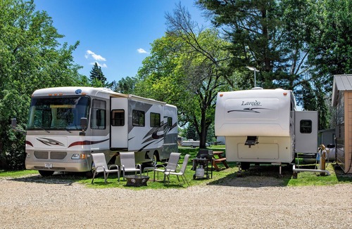 Buffalo City House | Great RIver Road 5th Wheel RV with campsite and full hookup on Mississippi backwaters