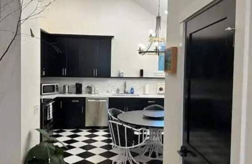 Greensboro Apartment | Greensboro Garage Apartment - Newly Renovated