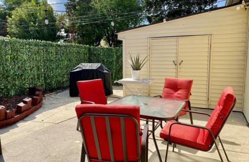 Anchorville House | Grosse Pointe Detroit 3BR - Sleeps 8 - Yard home