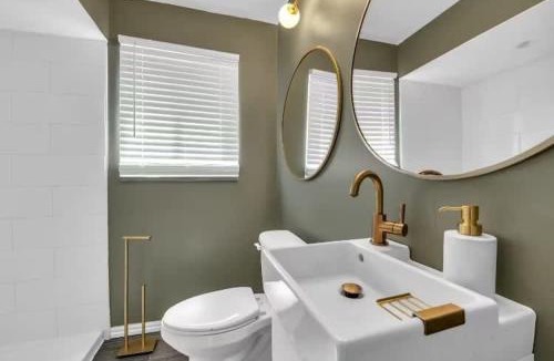 Anchorville House | Grosse Pointe Detroit 3BR - Sleeps 8 - Yard home