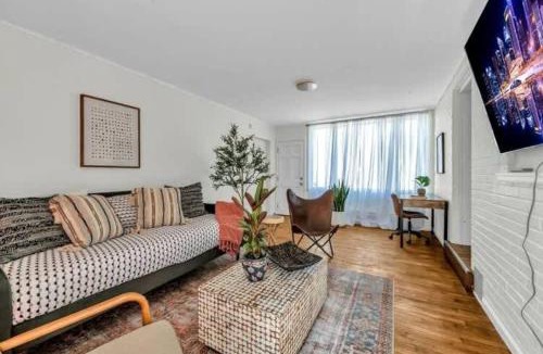 Anchorville House | Grosse Pointe Detroit 3BR - Sleeps 8 - Yard home