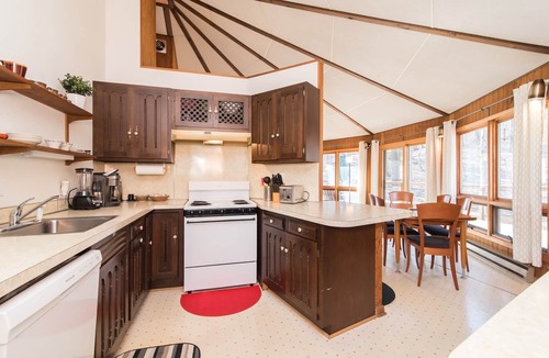 Berkeley Springs House | Half Round- A Quiet Mid-Century Modern Cabin