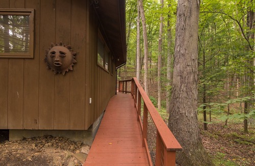 Berkeley Springs House | Half Round- A Quiet Mid-Century Modern Cabin