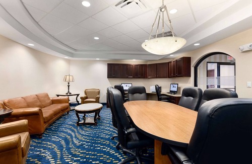 Watertown Hotel | Hampton Inn Watertown