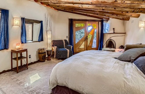 La Tierra House | Handcrafted sanctuary on 10 acres only 15 minutes from Santa Fe plaza.