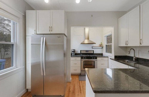 Ecco House | Heart of Lakes & Uptown -walk to coffee, lakes and shops + mins from MOA and DT