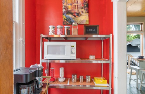 Whittier Apartment | Heart of Uptown - Victorian Retreat
