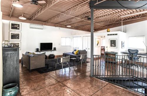 Santa Fe House | Heart of Vibrant Railyard-Downtown Loft with Radiant Heat and Deep Luxurious Soaking Tub