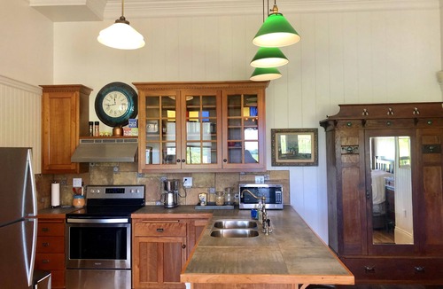 Ferndale House | Heirloom Rose Studio Monthly Rental for Medical Profs~Relocating~Remote Workers