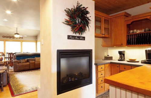 Red River House | High Expectations - In Town - New Property! - Fireplace - Adjustable Bed - Fence