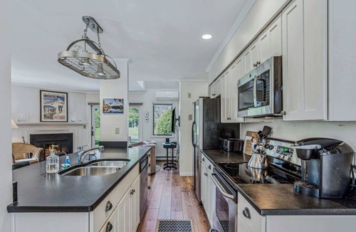 West Hartford Condo | Highland Golf, Walk to Club - Lakeland Village 2D