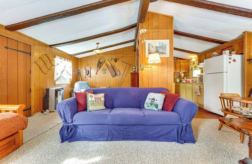 Chester Cabin | Hike, Ski & Unwind: Cabin w/Deck in Chester!