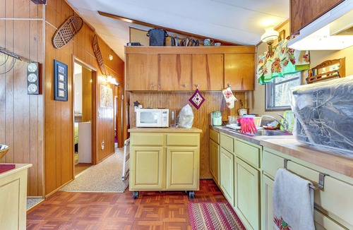 Chester Cabin | Hike, Ski & Unwind: Cabin w/Deck in Chester!