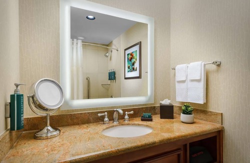Phoenix Hotel | Hilton Phoenix Airport, Standard 2 Queens, Free Shuttle & Outdoor Pool
