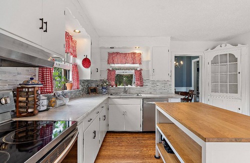 Stillwater House | Historic 2 Bed House with Fenced Yard on Quiet Street