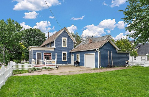 Stillwater House | Historic 2 Bed House with Fenced Yard on Quiet Street