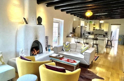 Northeast Santa Fe House | Historic adobe Downtown Compound for Large Groups, Walk to Plaza
