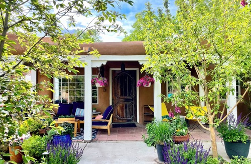 Northeast Santa Fe House | Historic adobe Downtown Compound for Large Groups, Walk to Plaza