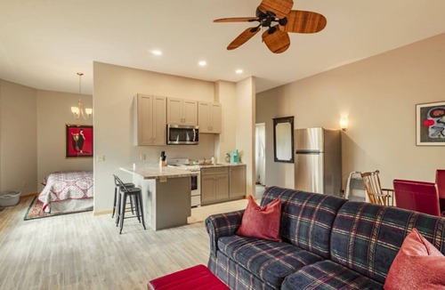 De Soto Apartment | Historic building with comfortable rooms in De Soto