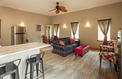 De Soto Apartment | Historic building with comfortable rooms in De Soto