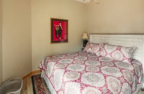 De Soto Apartment | Historic building with comfortable rooms in De Soto