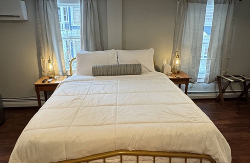 Chester Depot Bed & Breakfast | Historic Chester Inn! Circa, 1870 - right on Main Street & 20 minutes to Okemo!