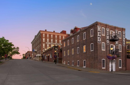 Red Wing House | Historic Red Wing Luxury Hotel-Spacious Deluxe room w/1 Queen bed-Bathrobes-Wifi