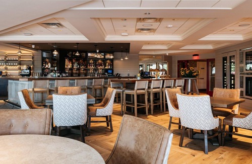 Red Wing House | Historic Red Wing Luxury Hotel-Spacious Deluxe room w/1 Queen bed-Bathrobes-Wifi