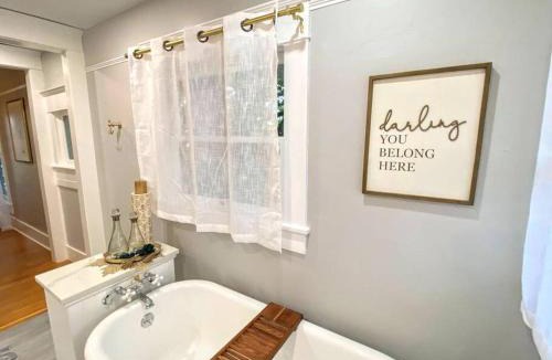 Albany Apartment | Historical Entertainer 3 Bedroom Townhouse AC PNW