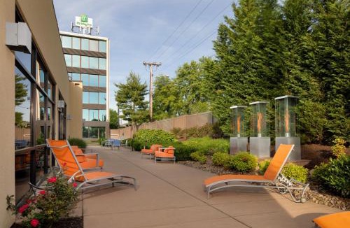 South Charleston Hotel | Holiday Inn and Suites Charleston West by IHG