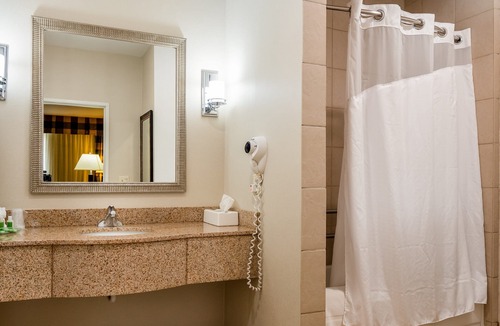 Marshfield Hotel | Holiday Inn & Conference Center Marshfield by IHG