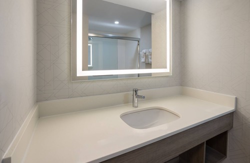Brattleboro Hotel | Holiday Inn Express Hotel & Suites Brattleboro by IHG