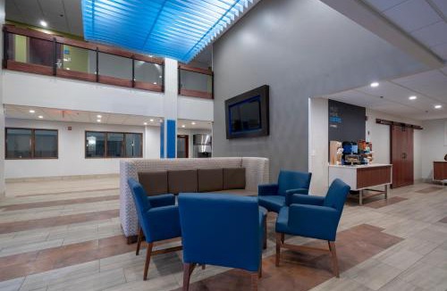 Coon Rapids Hotel | Holiday Inn Express Hotel & Suites Coon Rapids - Blaine Area by IHG