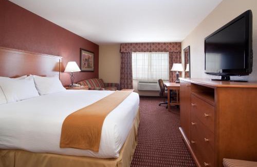 Raton Hotel | Holiday Inn Express Hotel & Suites Raton by IHG