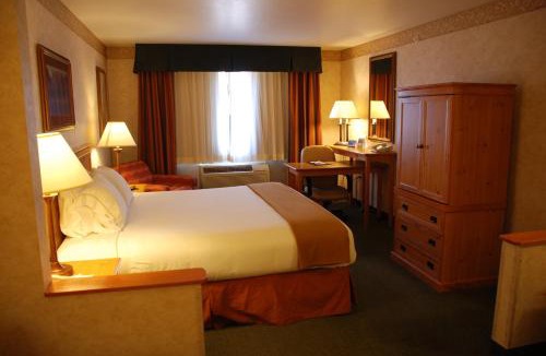 Raton Hotel | Holiday Inn Express Hotel & Suites Raton by IHG