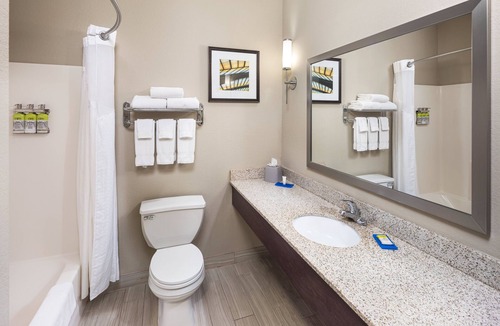 Minnetonka Hotel | Holiday Inn Express Hotel & Suites Minneapolis-Minnetonka by IHG