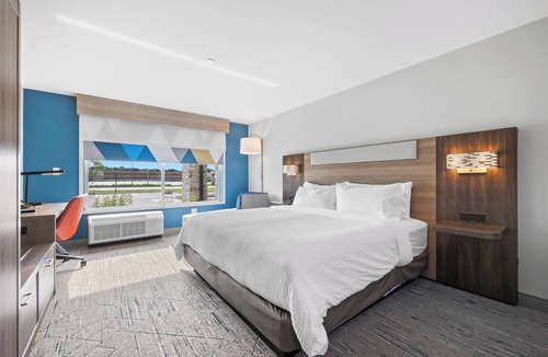Marinette Hotel | Holiday Inn Express & Suites Marinette by IHG