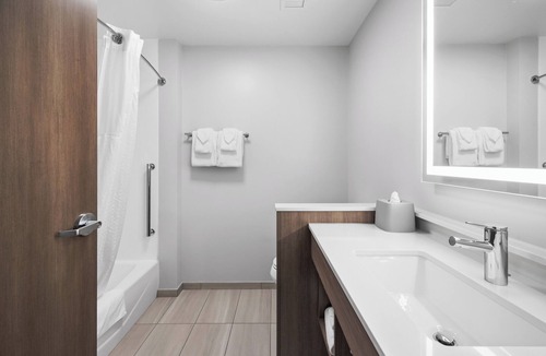Marinette Hotel | Holiday Inn Express & Suites Marinette by IHG
