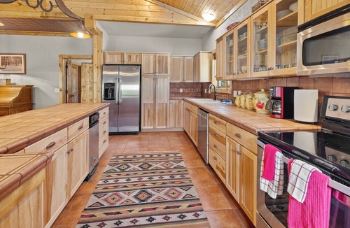 Red River Apartment | "Honey Haven on Main" Luxury Loft-Sleeps 8-In Town-Pet Friendly