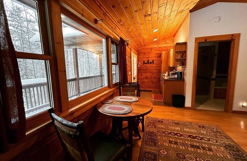 Keene Cabin | Honeymoon Cabin with Jacuzzi Tub