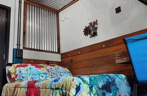 Lebanon Hostel | Horse Stall Suite 4 Mighty Indian - Grand Ol Barn!