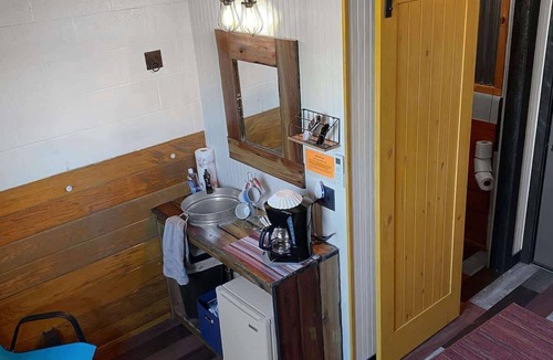 Lebanon Hostel | Horse Stall Suite 4 Mighty Indian - Grand Ol Barn!