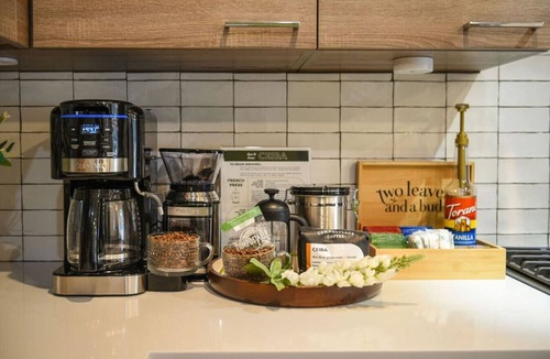 Shadyside Apartment | HostWise Stays - Theater Deck | Podcast Studio | Kid Friendly!